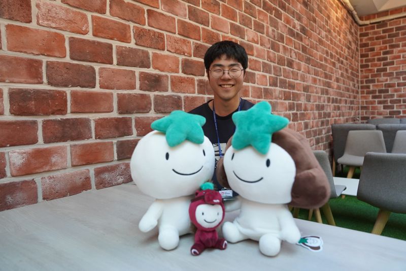 길무영 휠마스터가 22일 하나금융그룹 캐릭터인 별돌이, 별송이 인형과 함께 사진을 찍고 있다.사진=박문수 기자