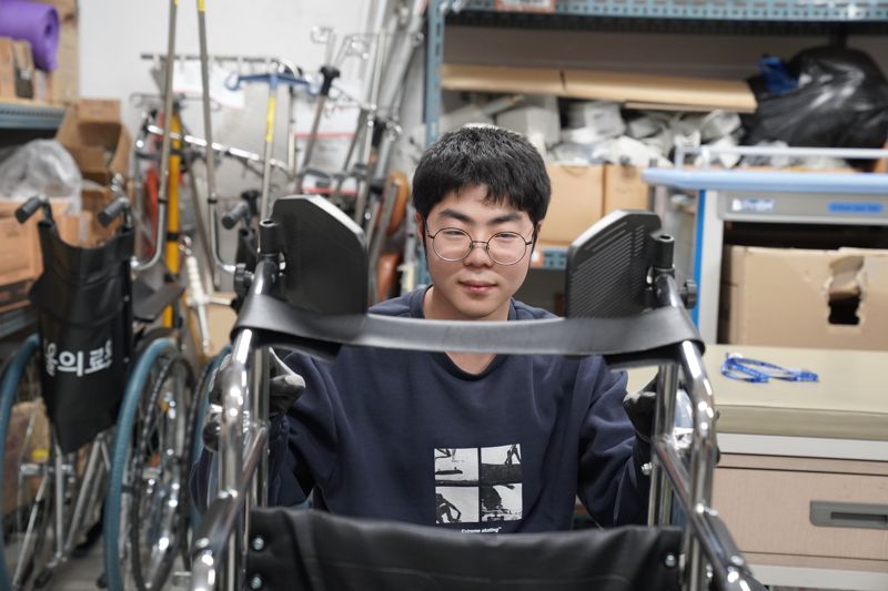 길무영 휠마스터가 휠체어를 점검하고 있다. 사진=박문수 기자