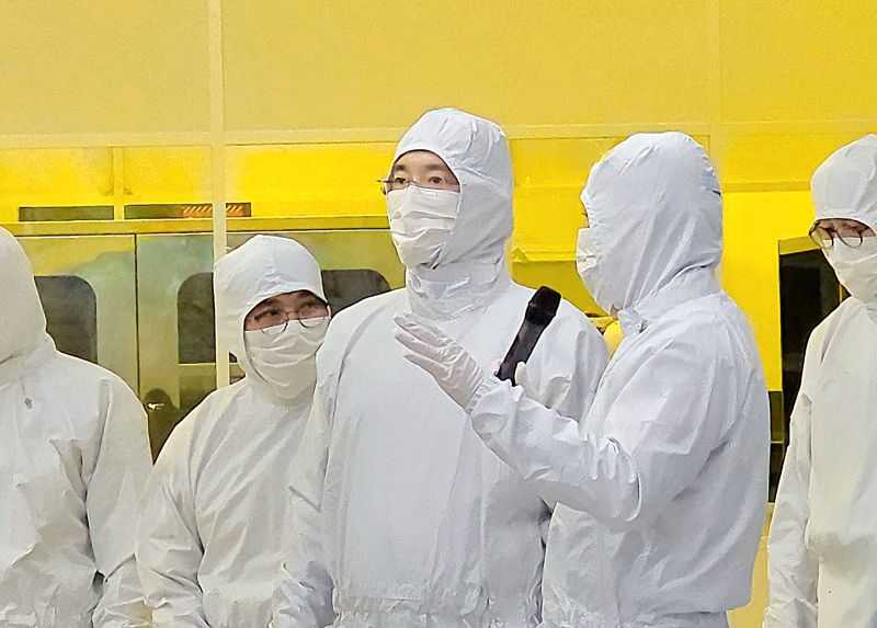 이재용 삼성전자 회장(오른쪽 세번째)이 22일 삼성전자 경기 기흥캠퍼스 내 첨단 복합 반도체 연구개발(R&amp;D) 센터인 NRD-K 클린룸 시설을 살펴보고 있다. 삼성전자 제공