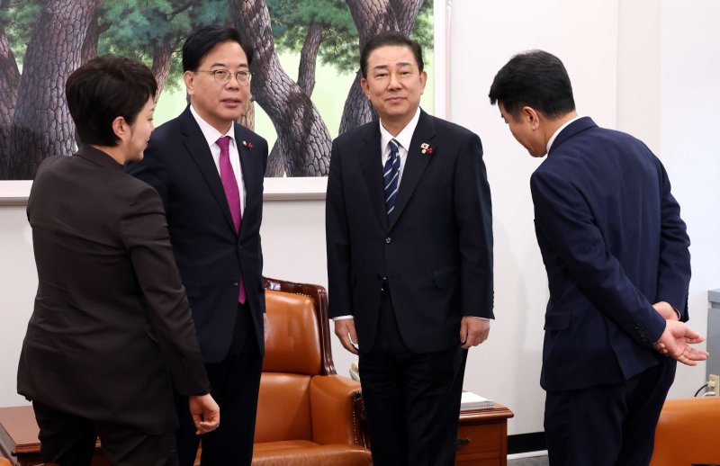 [서울=뉴시스] 조성봉 기자 = 김병기 더불어민주당 원내대표와 송언석 국민의힘 원내대표가 22일 오후 서울 여의도 국회에서 열린 '통일교 특검', '민생법안 처리' 등 현안 관련 원내대표회동에서 대화를 하고 있다. 왼쪽부터 김은혜 국민의힘 원내정책수석부대표, 송 원내대표, 김 원내대표, 문진석 민주당 원내운영수석부대표. 2025.12.22. suncho21@newsis.com /사진=뉴시스