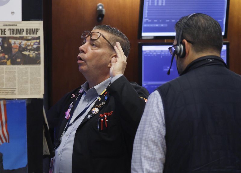 뉴욕 주식 시장 전망을 놓고 전문가들 사이에 의견이 뚜렷하게 갈리고 있다. 월스트리트 대형 투자은행들이 내년에도 두 자릿수 상승을 낙관하는 가운데 세계 최대 사모펀드 아폴로는 '폭풍'에 대비해 현금이라는 실탄을 확보하고 있는 것으로 나타났다. UPI 연합