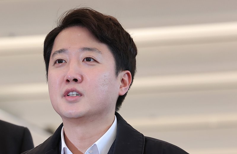 국민의힘 대표 당시 당 공천 과정에 개입했다는 의혹을 받는 이준석 개혁신당 대표가 21일 서울 종로구 <span id='_stock_code_030200' data-stockcode='030200'>KT</span> 광화문빌딩에 마련된 김건희 특검(특별검사 민중기) 사무실에 피의자 조사를 받기 위해 출석하며 입장을 밝히고 있다./사진=뉴스1