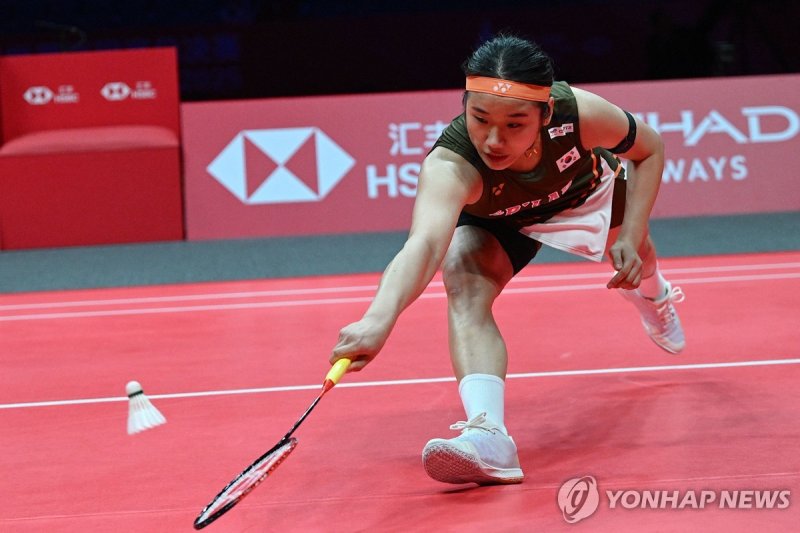 야마구치 아카네의 공격을 받아내는 안세영.연합뉴스