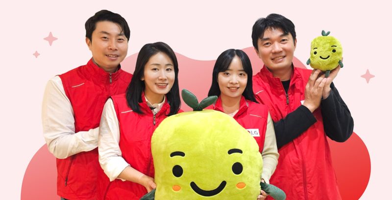 <span id='_stock_code_037560' data-stockcode='037560'>LG헬로비전</span> 임직원들이 ‘마음나눔 더블기부’ 캠페인을 소개하고 있다. LG헬로비전 제공