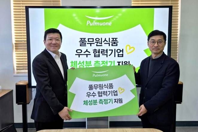 이정언 <span id='_stock_code_017810' data-stockcode='017810'>풀무원</span> 지속가능경영담당(오른쪽)이 조태원 우천식품 상무(왼쪽)에게 지난 22일 체성분 측정기를 전달한 뒤 기념촬영을 하고 있다. 풀무원 제공