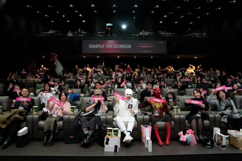 지난 6일 진행한 부스터스 시즌4 어워즈에서 <span id='_stock_code_003550' data-stockcode='003550'>LG</span>유플러스 관계자와 크리에이터들이 기념사진을 촬영하고 있다. <span id='_stock_code_032640' data-stockcode='032640'>LG유플러스</span> 제공