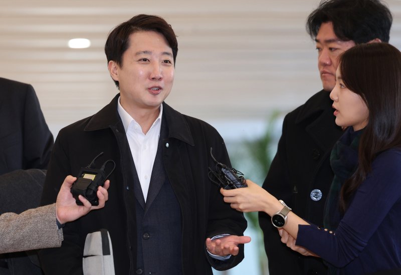 이준석 개혁신당 대표가 21일 서울 종로구 광화문 <span id='_stock_code_030200' data-stockcode='030200'>KT</span> 빌딩에 마련된 김건희 특검(특별검사 민중기) 사무실에 윤석열 전 대통령 부부의 공천개입 의혹 관련 조사를 받기 위해 피의자 신분으로 출석하던 중 취재진의 질문에 답하고 있다. 뉴시스