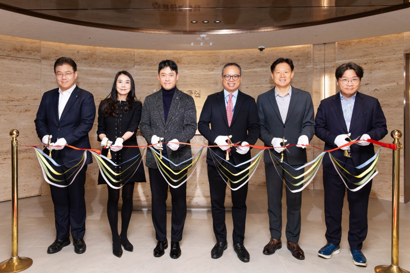 유안타증권 김봉균 리테일전략본부장, 최은정 W 프레스티지 강남센터 부센터장, 박세진 W 프레스티지 강남센터 센터장, 뤄즈펑 대표이사, 신남석 리테일사업부문대표, 권동훈 본부장(왼쪽부터)이 지난 22일 'W 프레스티지 강남센터' 오픈 행사에 참석해 기념 사진을 촬영하고 있다. /사진=유안타증권