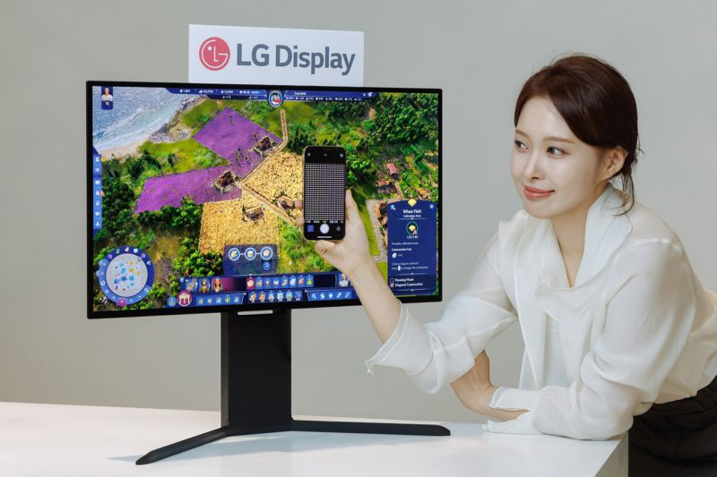 세계 최초 240Hz RGB 스트라이프 구조가 적용된 LG디스플레이 모니터용 OLED 패널. LG디스플레이 제공