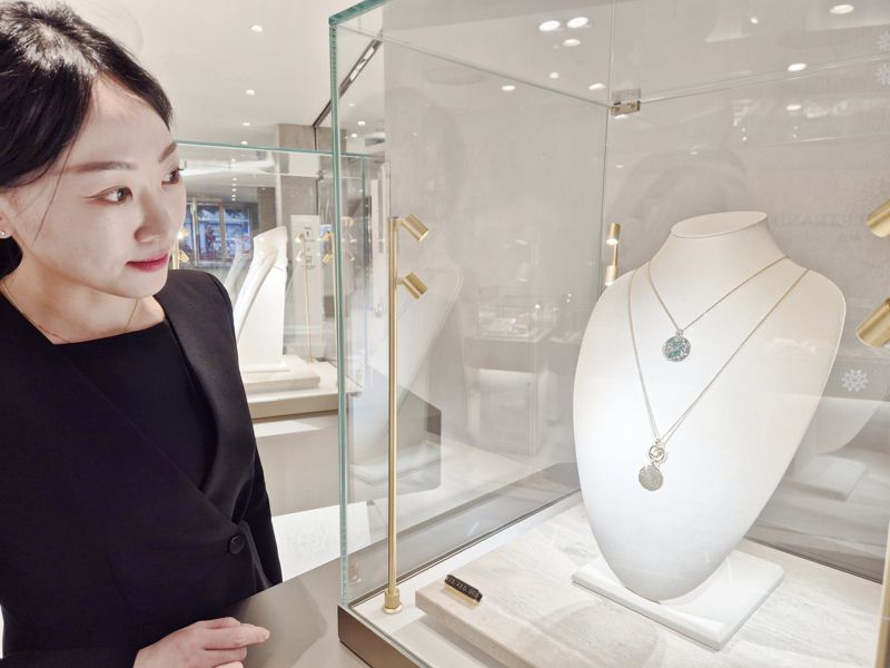 롯데백화점 부산본점을 방문한 고객이 아르투스 베르트랑 팝업스토어에서 주얼리 컬렉션을 살펴보고 있다. <span id='_stock_code_023530' data-stockcode='023530'>롯데쇼핑</span> 제공 