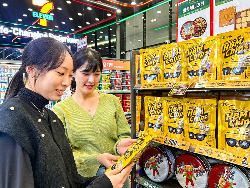 세븐일레븐 모델이 '허니바나나맛 HBM칩'을 바라보고 있다. 세븐일레븐 제공