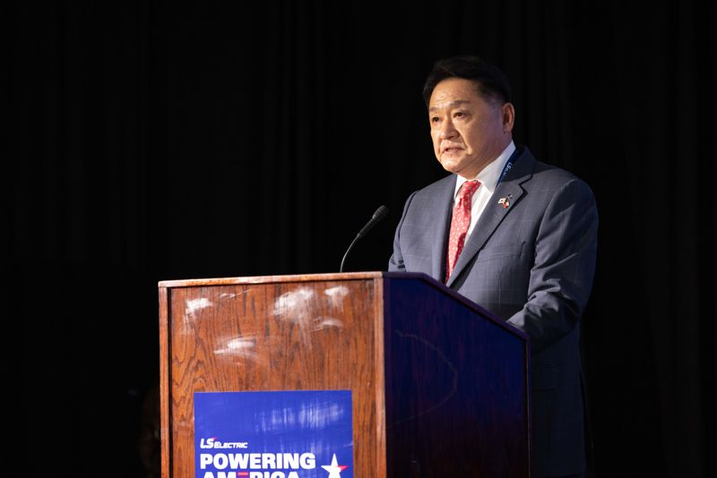 지난 4월 미국 텍사스주에 위치한 ‘LS일렉트릭 배스트럽(Bastrop) 캠퍼스’ 준공식에서 구자균 LS일렉트릭 회장이 환영사를 하는 모습. LS일렉트릭 제공