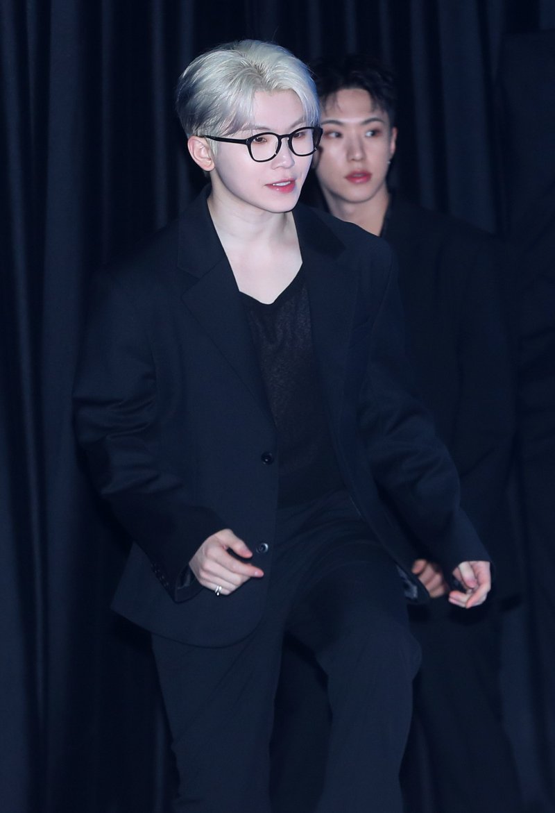 그룹 세븐틴 우지가 지난 6월 서울 용산구 <span id='_stock_code_000370' data-stockcode='000370'>한화손해보험</span> 한남사옥에서 열린 에어비앤비 CEO와 아티스트 세븐틴이 함께하는 포토 행사에서 포즈를 취하고 있다. /사진=뉴시스