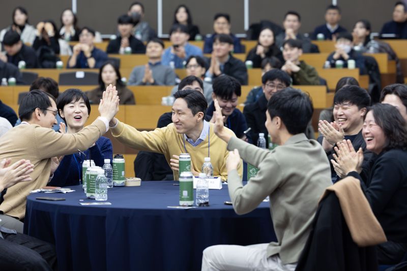 정기선 HD현대 회장(왼쪽부터 세번째)이 23일 울산 HD현대중공업 인재교육원에서 MZ 직원들과 기업문화 개선 아이디어 공유회인 ‘하이파이브 데이’(HI-5 DAY)를 진행하고 있다. HD현대 제공