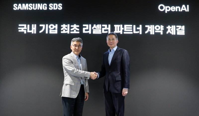 이호준 삼성SDS 클라우드서비스사업부장(왼쪽)과 김경훈 오픈AI 코리아 총괄대표가 쳇GPT 엔터프라이즈 리셀러 파트너 계약 체결 후 기념 촬영하고 있다. 삼성SDS 제공