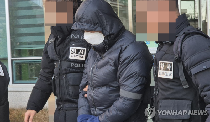영장실질심사 마치고 나오는 '갑질 의혹' 양양군 공무원/사진=연합뉴스