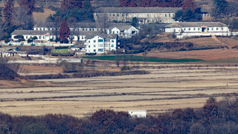 경기도 파주시 오두산 통일전망대에서 바라본 북한 황해북도 개풍군 마을 모습. 뉴스1