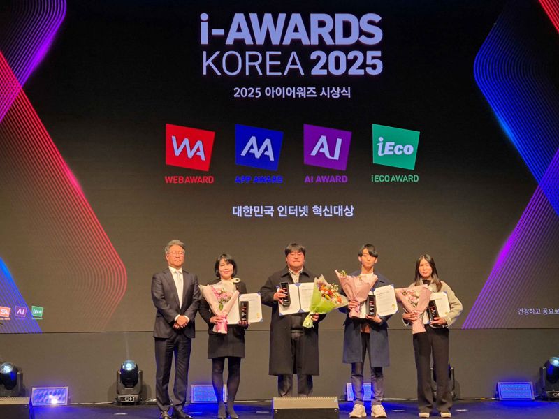 22일 웹어워드 시상식애서 한전 AI혁신단 이길량 부장(왼쪽 두번째)이 수상 후 기념촬영을 하고있다. 한국전력 제공