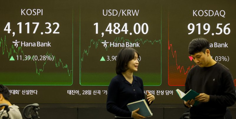 23일 서울 중구 하나은행 딜링룸에서 직원들이 업무를 보고 있다. /사진=뉴시스