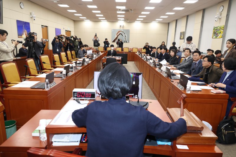 최민희 국회 과방위원장이 23일 국회에서 열린 과학기술정보방송통신위원회 전체회의에서 쿠팡 침해 사고 및 개인정보 유출, 불공정 거래, 노동환경 실태 파악과 재발방지 대책 마련을 위한 청문회 실시계획서 채택의 건을 통과시키고 있다. 이날 국민의힘 의원들은 ‘일방적 운영’에 항의하며 불참했다. 뉴시스