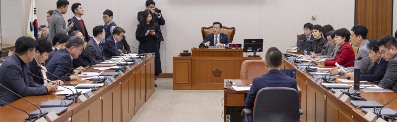 23일 국회에서 열린 12.29 여객기참사진상규명을위한국정조사특별위원회 전체 회의에서 이양수 특위 위원장을 비롯한 여야 의원들이 안건을 심의하고 있다. 연합뉴스