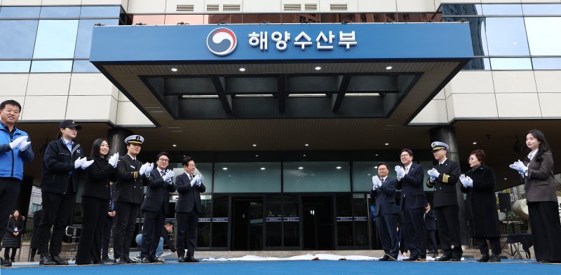 이재명 대통령이 23일 부산 동구 해양수산부 청사에서 현판식을 하고 있다. 오른쪽부터 박은혜 해수부 주무관, 이희숙 원조콩나물비빔밥 사장(제39회 부산 시민상 대상), 이대규 SK해운 선장, 박형준 부산시장, 김성범 해수부 차관, 이재명 대통령, 김민석 총리, 구본민 한국해양대학교 학생, 박혜라 씨드(SEA.D) 대표, 윤경희 에이치라인해운 2등 항해사, 윤병철 해수부 주무관. 연합뉴스