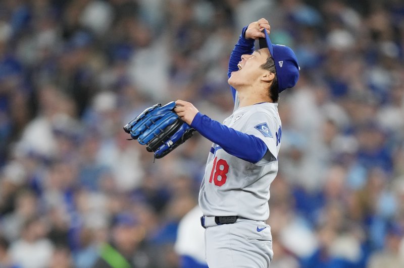 [토론토=AP/뉴시스] LA 다저스 야마모토 요시노부가 2일(한국 시간) 캐나다 온타리오주 토론토의 로저스센터에서 열린 2025 메이저리그(MLB) 포스트시즌 월드시리즈(WS&middot;7전4선승제) 7차전 토론토 블루제이스와의 원정 경기에서 승리를 확정한 뒤 기뻐하고 있다. 2025.11.02. /사진=뉴시스