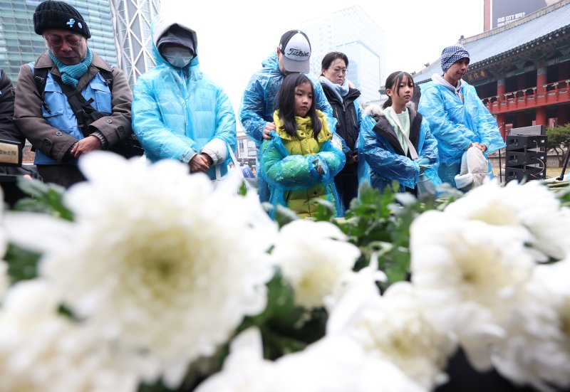 지난 20일 오후 서울 종로구 보신각 앞에서 열린 12.29 무안공항 <span id='_stock_code_089590' data-stockcode='089590'>제주항공</span> 여객기 참사 1주기 전국 시민 추모대회에서 여객기 참사 유가족들이 헌화하고 있다. 뉴시스