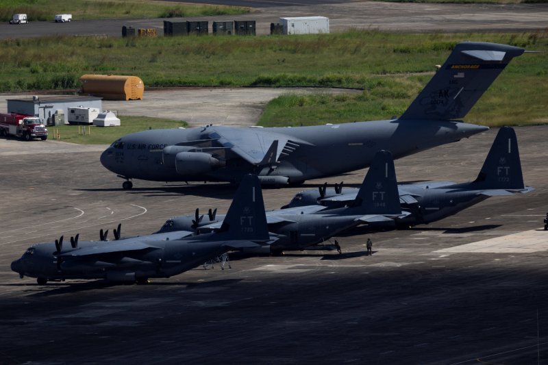 20일(현지시간) 카리브해의 미국령 푸에르토리코 세이바에서 미군의 C-17 수송기(위쪽)과 HC-130 수송기 3대가 미국 해군 기지 활주로에 주기되어 있다.로이터연합뉴스