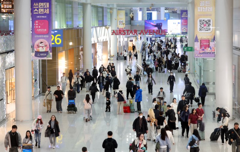 인천국제공항 제1여객터미널 면세구역에서 여행객들이 오가고 있다. /사진=뉴시스