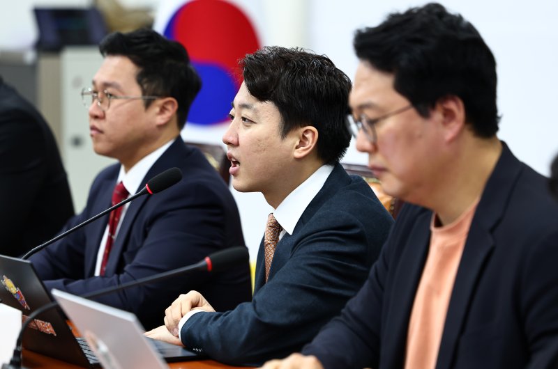 이준석 개혁신당 대표가 24일 오전 서울 여의도 국회에서 열린 최고위원회의에서 발언하고 있다. 뉴시스