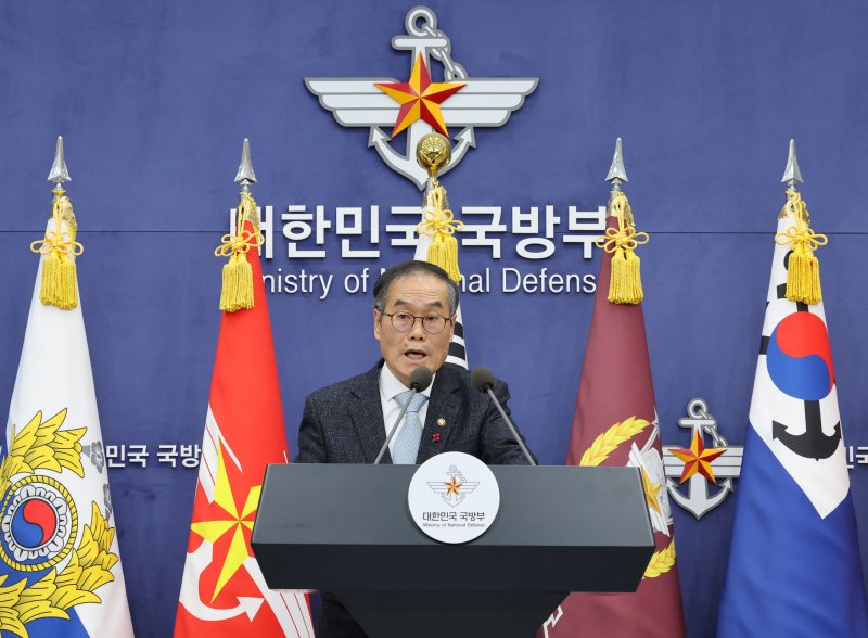 이용철 방위사업청장이 24일 오전 서울 용산구 국방부 브리핑실에서 한국형 차기 구축함(KDDX) 사업추진 방안 관련 브리핑을 하고 있다. 뉴시스