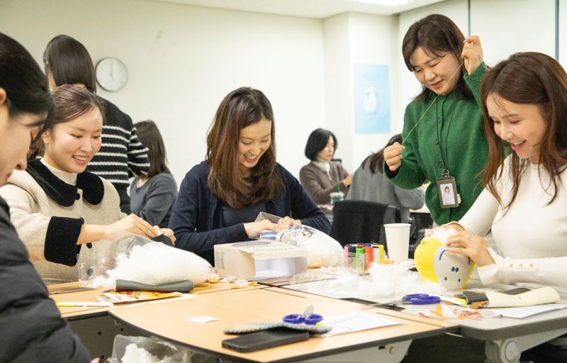 <span id='_stock_code_272450' data-stockcode='272450'>진에어</span> 임직원들이 지난 23일 서울 강서구 마곡 사옥에서 아름다운가게와 함께 진행한 '업사이클링 워크숍'에서 버려지는 의류와 가죽으로 쿠션과 파우치를 만들고 있다. 진에어 제공