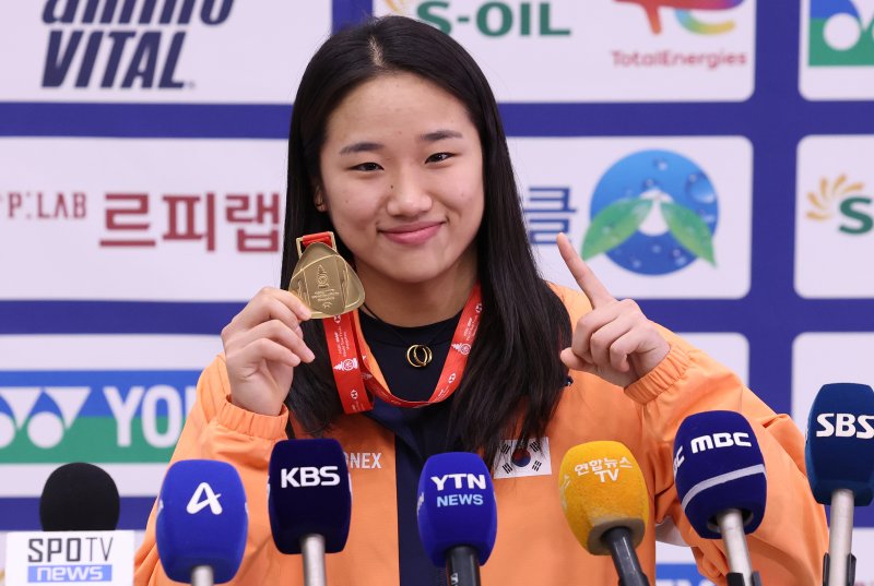 '시즌 11승&middot;최다승'을 기록한 후 지난 22일 인천국제공항으로 귀국한 안세영이 배드민턴 왕중왕전에서 받은 메달을 들고 포즈를 취하고 있다. 뉴스1