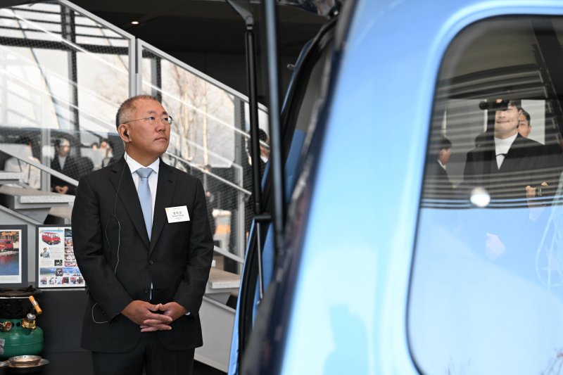 정의선 현대자동차그룹 회장이 지난 5일 경기 용인시 비전스퀘어에서 열린 기아 80주년 기념 전시 '움직임의 유산'을 관람하고 있다. 사진=현대차&middot;기아 제공