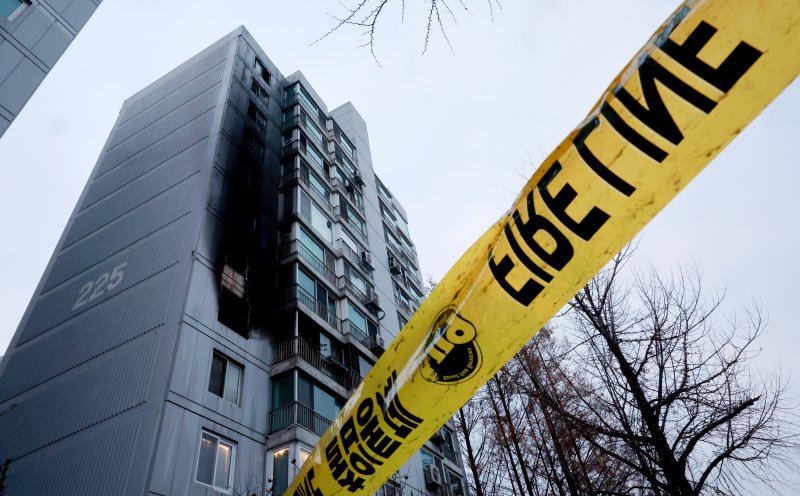 24일 오전 서울 송파구 방이동 한 아파트 5층에서 화재가 발생해 현장이 검게 그을려 있다. 이번 화재로 심정지 상태로 2명이 병원으로 이송됐으며 주민 37명이 대피하고 4명이 구조됐다. 소방당국은 오전 7시 11분 완진했다고 밝혔다. 뉴스1