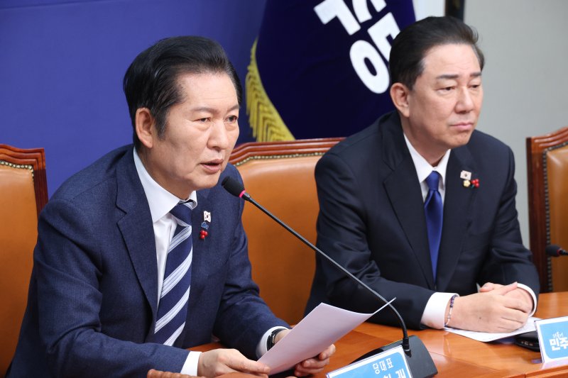 정청래 더불어민주당 대표가 24일 서울 여의도 국회에서 열린 최고위원회의에서 발언하고 있다. 뉴스1