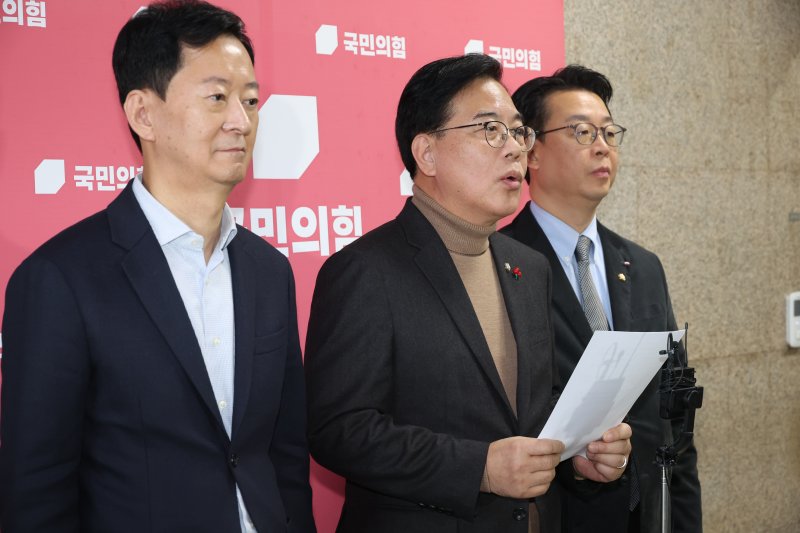 송언석 국민의힘 원내대표가 24일 오후 서울 여의도 국회에서 ‘내란전담재판부 설치 법안’ 등 현안 관련 입장 발표를 하고 있다. 뉴시스