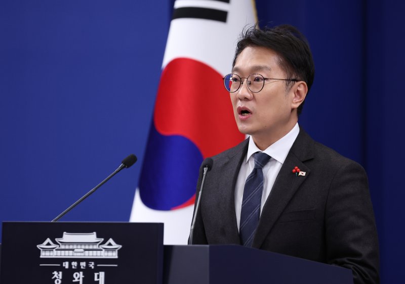 김남준 대통령실 대변인이 24일 청와대 춘추관에서 이재명 대통령과 김혜경 여사의 희귀 질환 환우&middot;가족 현장 간담회 참석 관련 브리핑을 하고 있다. 연합뉴스