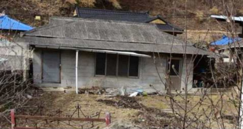 취약지역 생활여건 개조사업 전 슬레이트 지붕 집(위)과 지붕개량 및 집수리를 완료한 집. 농식품부 제공