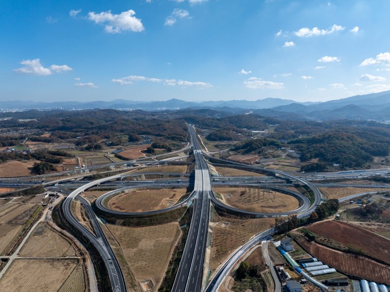 새만금∼포항 고속도로(새만금∼전주 구간) 서완주분기점 전경 도로공사 제공